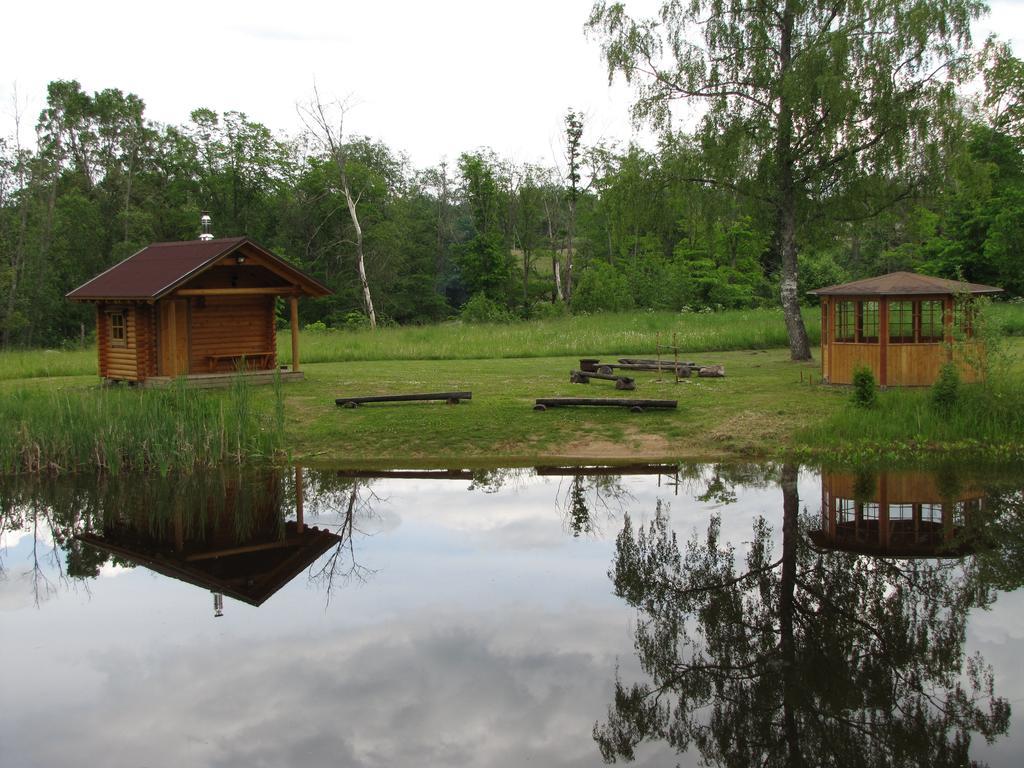 Brivdienu Maja Melderi Casa de hóspedes Ape Quarto foto